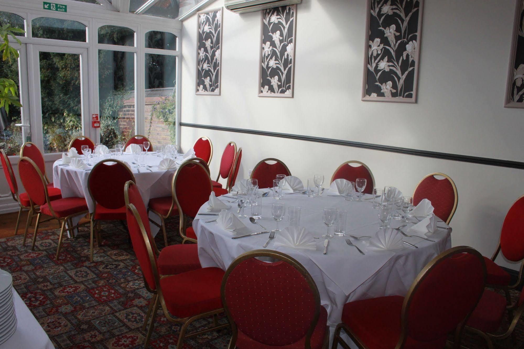 Leaside Hotel Лутън Екстериор снимка